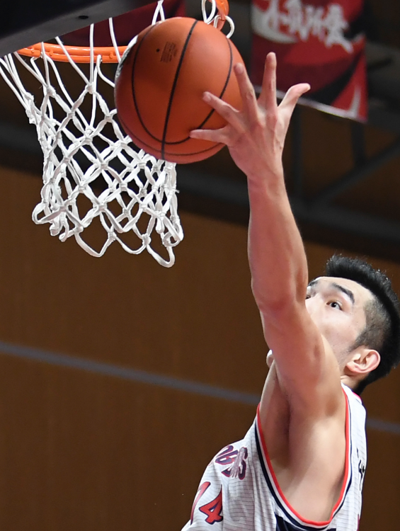 关于深圳队在关键时刻积极反击，终取胜利的信息