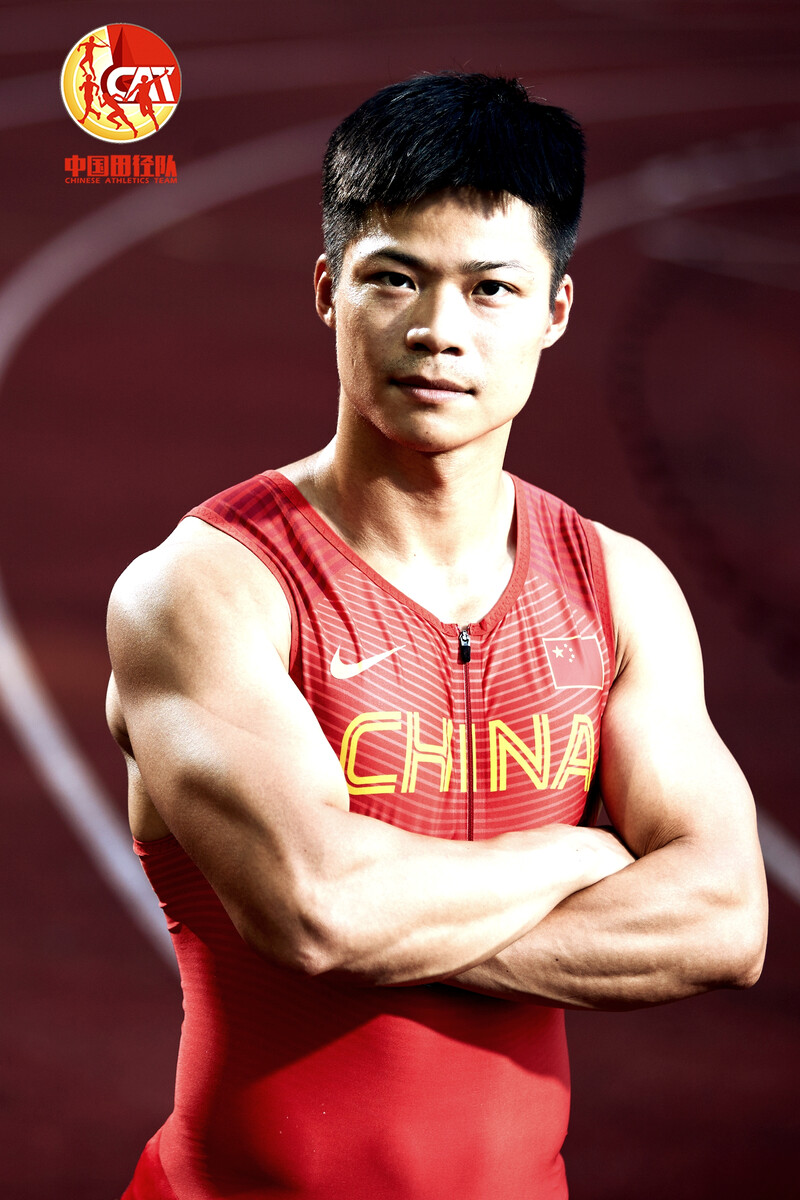 篮球运动员展现了顶尖的比赛技能