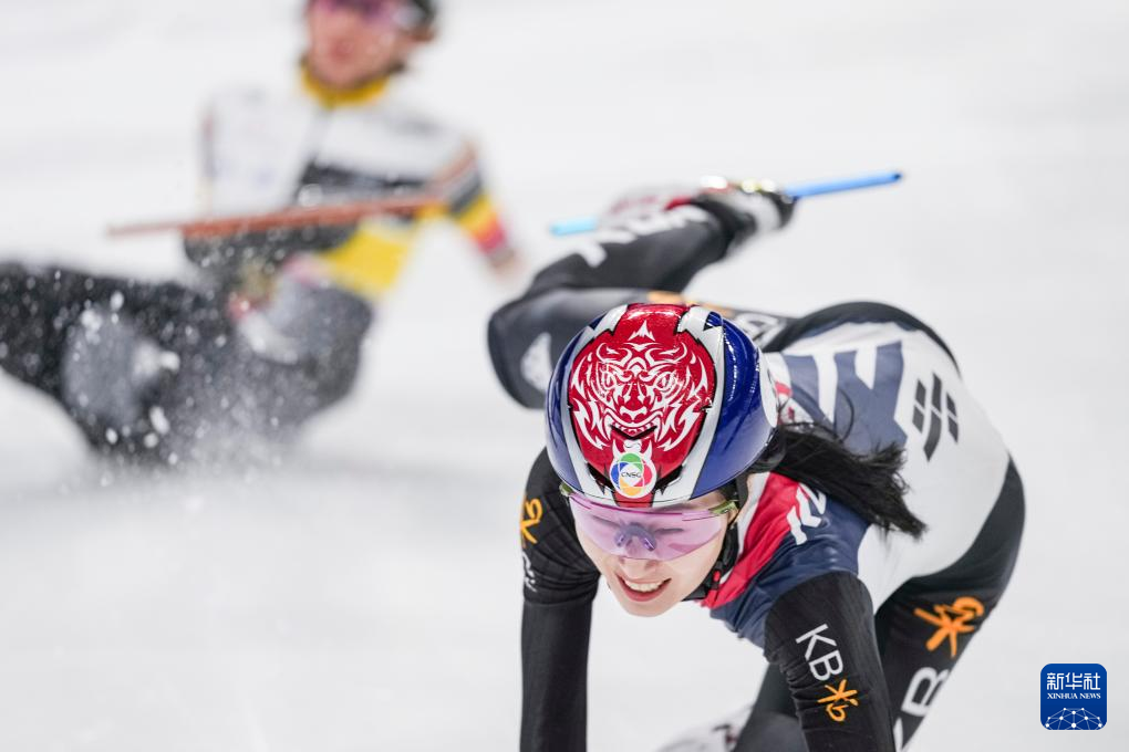 惊险战役:加拿大和韩国短道速滑选手激战 惊险战役:加拿大和韩国短道速滑选手激战