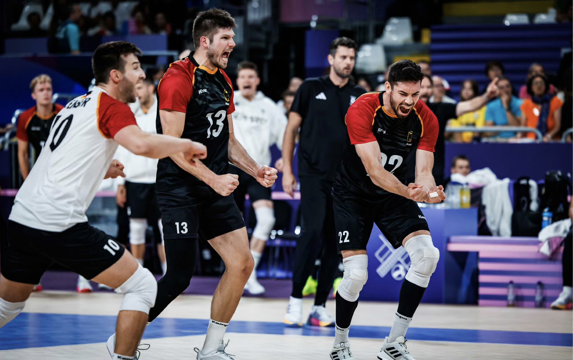 强队联手,比赛中一场技惊四座的对决引发热议 强队联手,比赛中一场技惊四座的对决引发热议