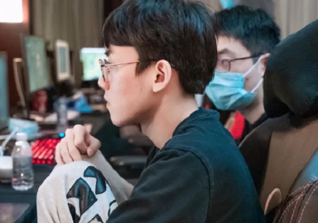 FLY翻盘LGD，Jankos开启传奇时刻半决赛3:1（广州）