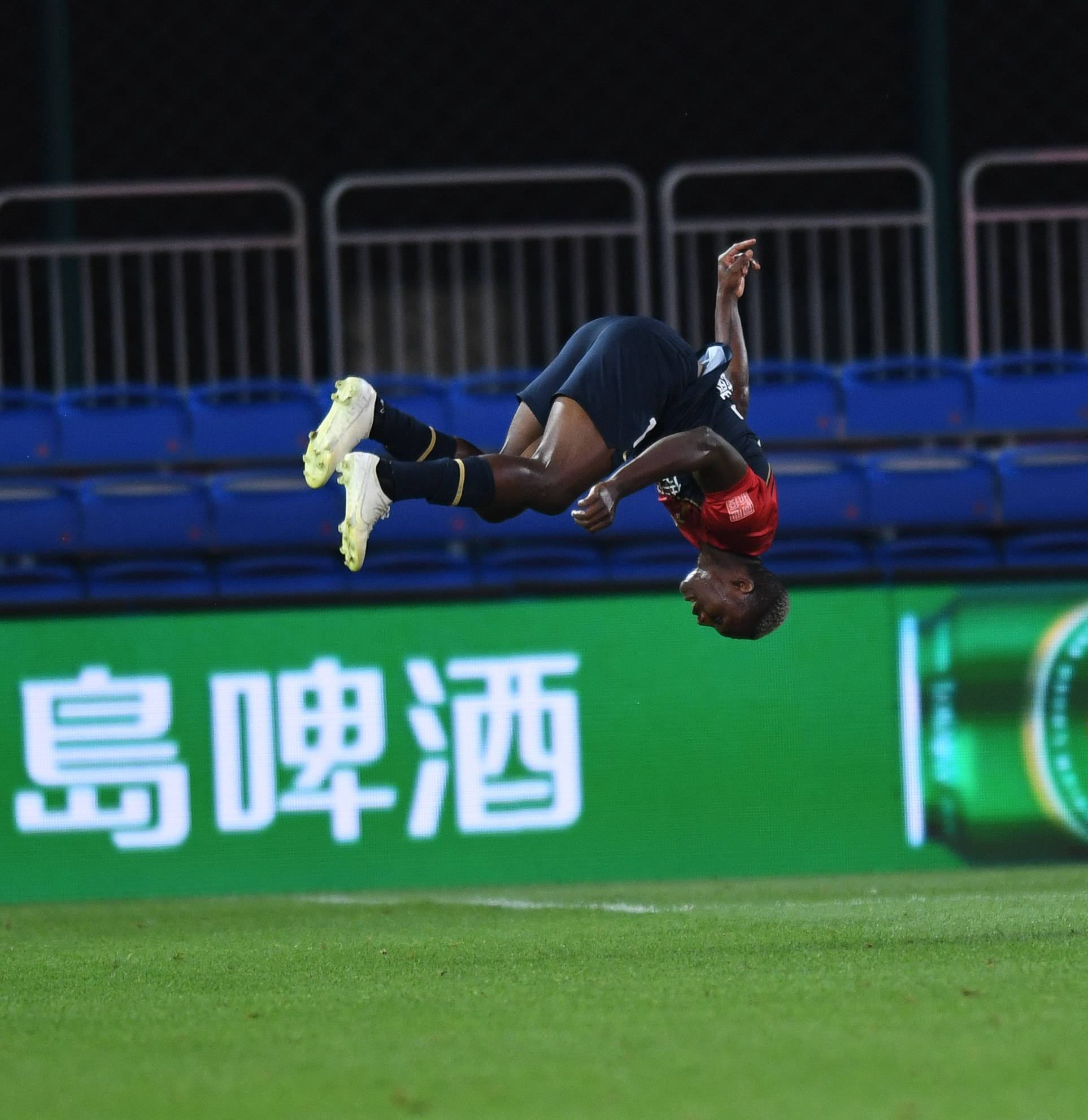 包含大连人客场战平深圳佳兆业，争取保级成功的词条